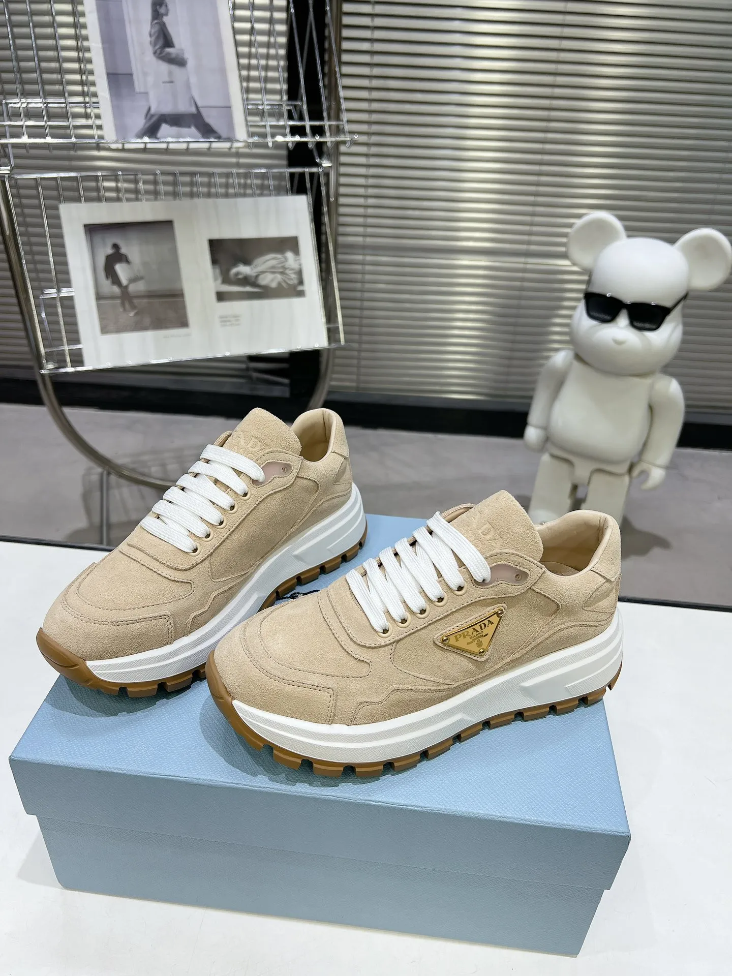 👟👟Ex-factory price 580👟👟 PRADA ²⁰²4 𝐬𝐬Prada’s new product comes with strength! ❣️Many Internet celebrities have the same style, fashionable and versatile nice items, original shoes are developed and purchased from Italian counters, and are reproduced 1:1 according to the original taste. This year’s theme is not to be defined, embodying texture through simplicity💛From thick-soled sneakers to zigzag short boots to 2024 flat shoes, everything reveals a sure-fire momentum...combining gentleness and handsomeness, the finishing touch for women❤️ The top-grade open-edge beaded cowhide with imported cowhide triangle logo is consistent with the original version, the wear-resistant and ultra-light two-color outsole, and the sheepskin lining are breathable and comfortable. ⚛Size: Women's 34-40 ⚛Size: Men's 39-45 Original packaging accessories. ⚛